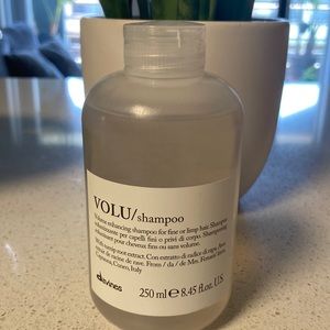 Davines VOLU/shampoo 8.45 fl oz.